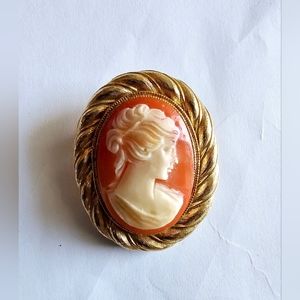 Cameo coral shell right woman profile romanticism art Nouveau vintage Lisner bro